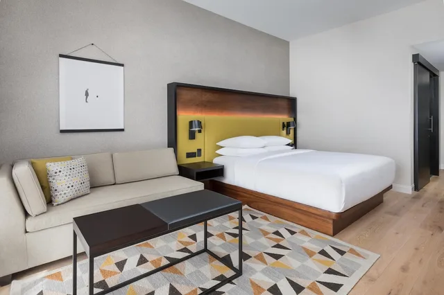 غرفة بسرير كينج مع أريكة، Hyatt Centric Mountain View 2/5