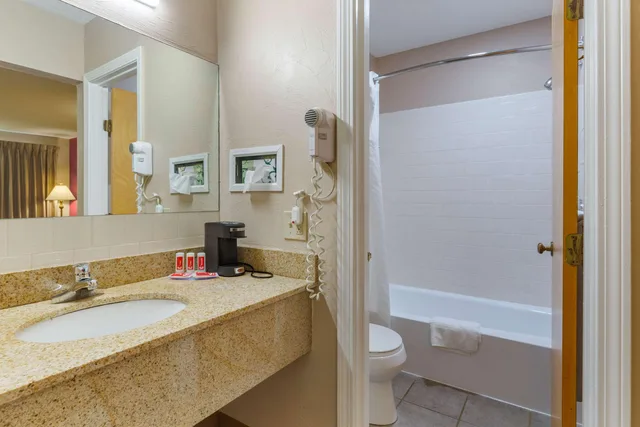 غرفة بسرير كينج للمدخنين، Econo Lodge Sturbridge Route 20 2/2