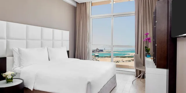 جناح بسرير كينج بإطلالة على البحر بغرفة نوم واحدة يُسمح فيها بالحيوانات الأليفة، Staybridge Suites Doha Lusail 5/10