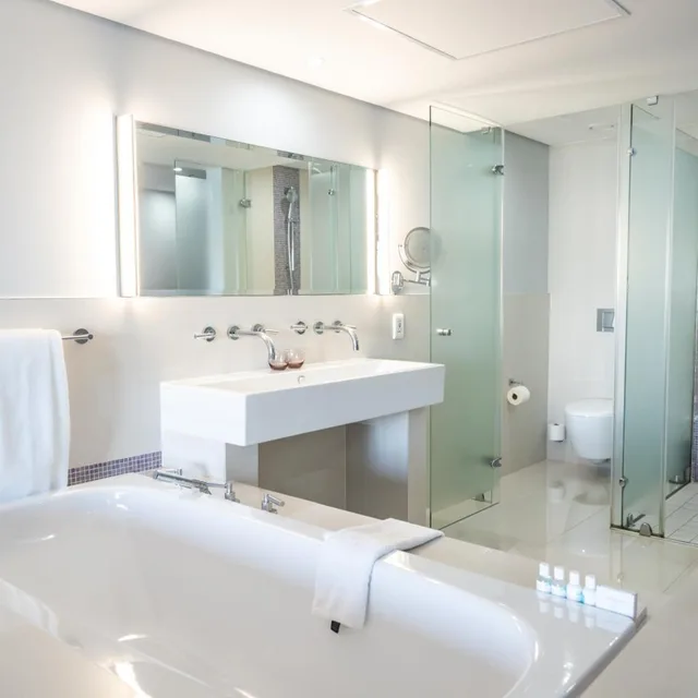 غرفة بسريرين منفصلين بشرفة، Blaauwberg Beach Hotel 4/6