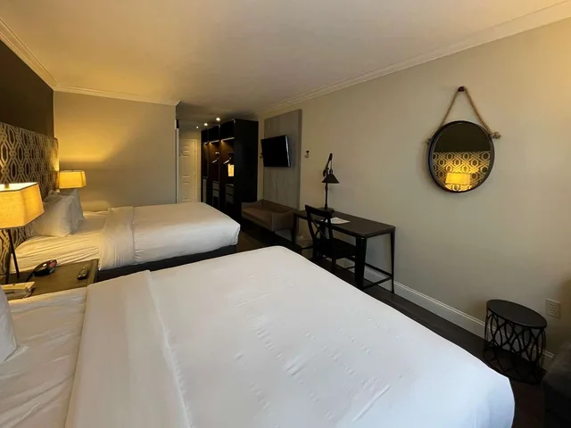 Upgrade, 2 Queen Beds، The Century House Ascend Hotel Collection 3/10