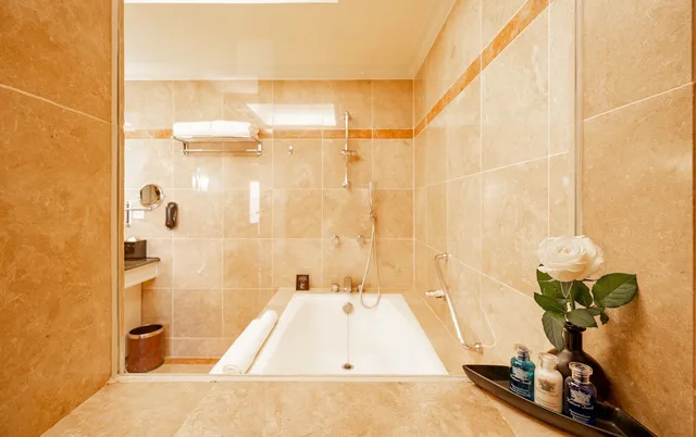 جناح ديلوكس بسرير كينج بإطلالة على المدينة، Lotte Hotel Saigon 4/5