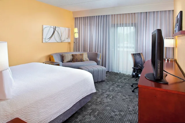 غرفة بسرير كينج مع أريكة لذوي الإعاقة، Courtyard By Marriott Miami Airport West Doral 1/3