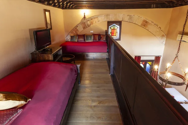 غرفة بسرير كينج وسريرين منفصلين، Spirit Of The Knights Boutique Hotel 2/2