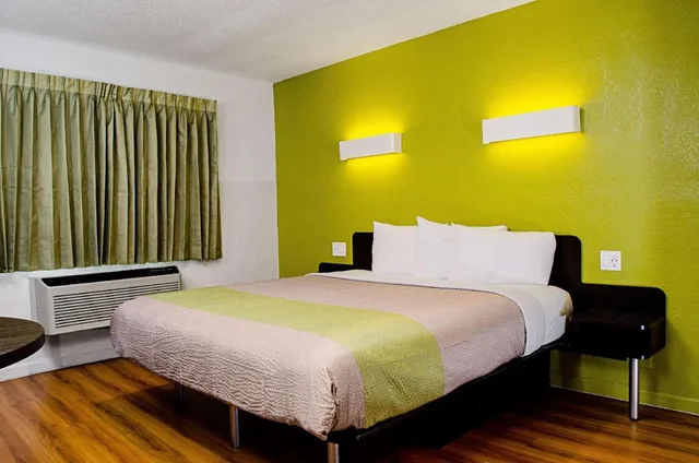غرفة بسرير كينج بمطبخ، Motel6 Modesto, CA - Downtown 2/4