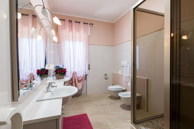غرفة قياسية ثلاثية بسرير كوين وسرير فردي بحمام مشترك، Villa Boninsegna 4/4