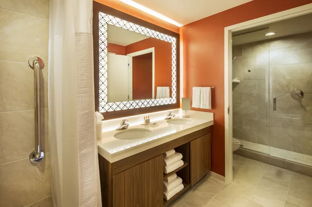 Room, 2 Queen Beds, Resort View, Balcony، Courtyard Anaheim Theme Park Entrance 9/10