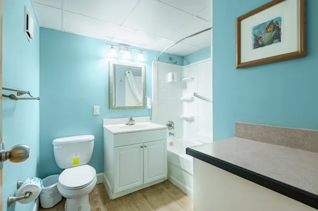 جناح بسرير كينج بإطلالة على المرسى بغرفة نوم واحدة مع أريكة، Ocean Key Resort Virginia Beach, Virginia 3/3