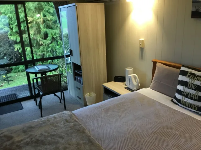 غرفة بسرير كوين، WAITOMO CAVES GUEST LODGE 1/4