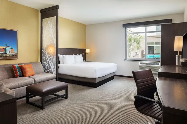 غرفة بسرير كينج مع أريكة في طابق مرتفع، Hyatt Place Santa Cruz 2/6