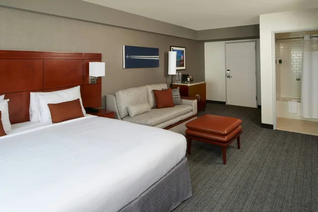 غرفة بسرير كينج، Courtyard By Marriott Los Angeles Lax Century Boulevard 2/8