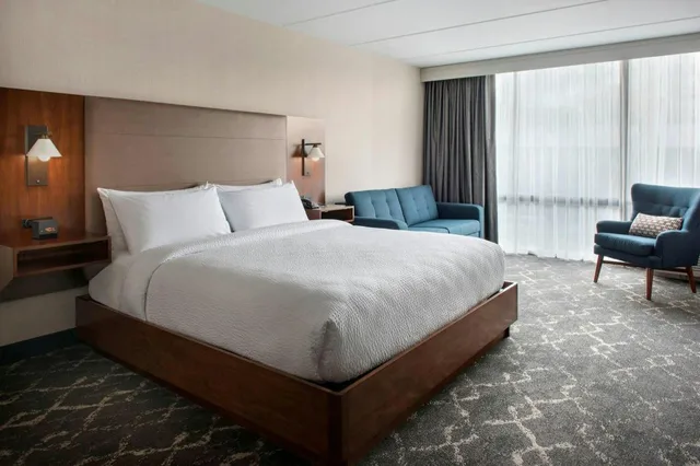 غرفة كبيرة بسرير كينج مع أريكة، Four Points by Sheraton Philadelphia Northeast 1/2