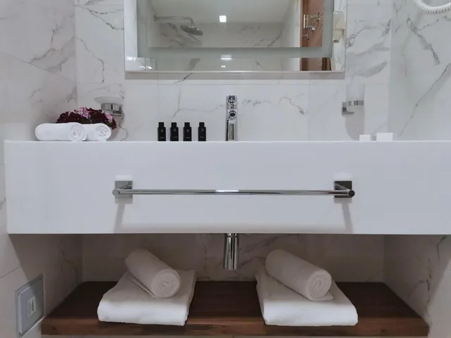 غرفة قياسية بسرير كينج مع أريكة، Central Point Hotel Belgrade 5/8