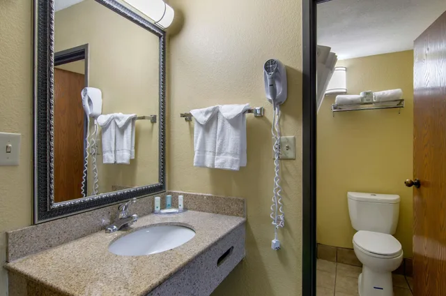 غرفة قياسية بسرير كينج، Quality Inn Merriam Kansas City 7/10