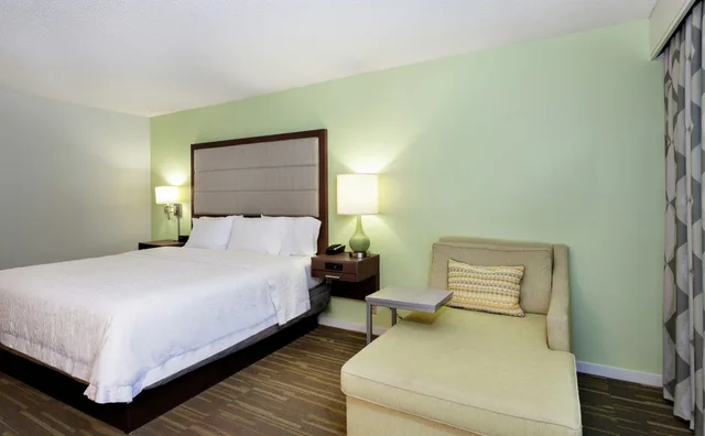 Standard, King Bed, Hampton Inn Melbourne 3/3