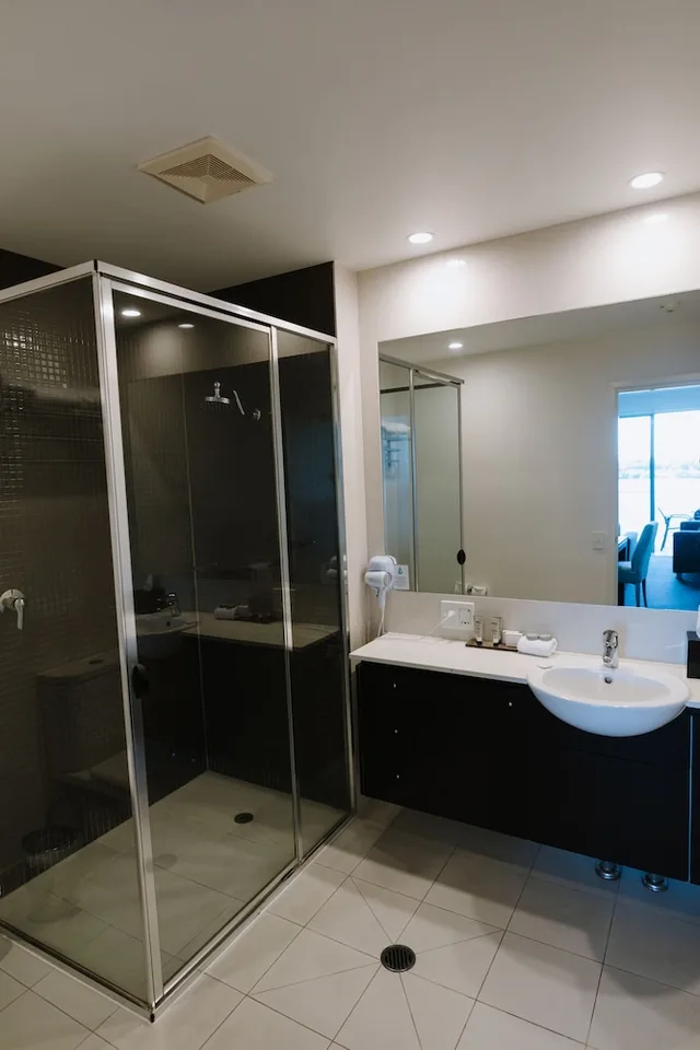 جناح تنفيذي بسرير كينج بغرفة نوم واحدة، Ramada Hotel and Suites by Wyndham Ballina Byron 2/2