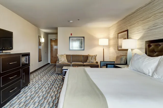 غرفة بسرير كينج، Holiday Inn Express Hotel Suites Warwick Providence Airport 1/1