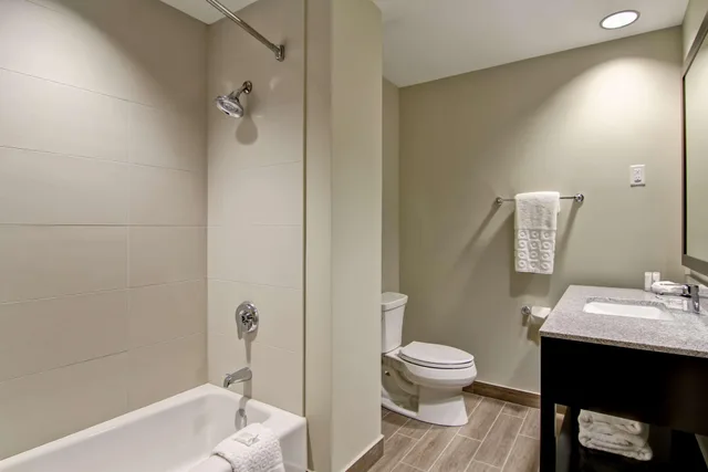 غرفة بسرير مزدوج بشرفة، Best Western London Airport Inn Suites 4/4