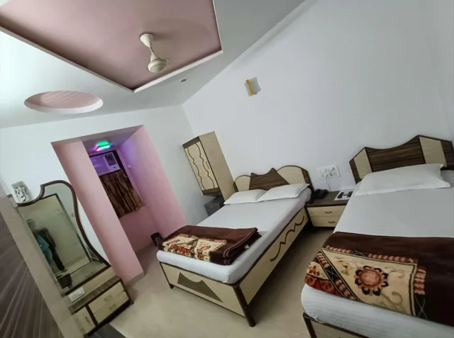غرفة ثلاثية بسرير مزدوج وسرير فردي، Hotel Broadway Colaba Mumbai 9/10