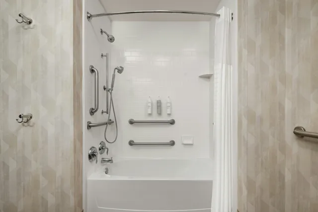 غرفة بسرير كينج مع أريكة لذوي الإعاقة، Hampton Inn Suites Deland 8/8