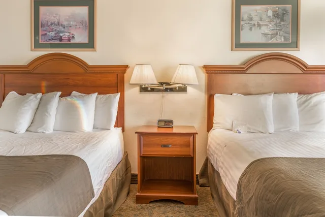 غرفة بسريرين كوين بإطلالة على البحر، Ebb Tide Oceanfront Inn 4/7