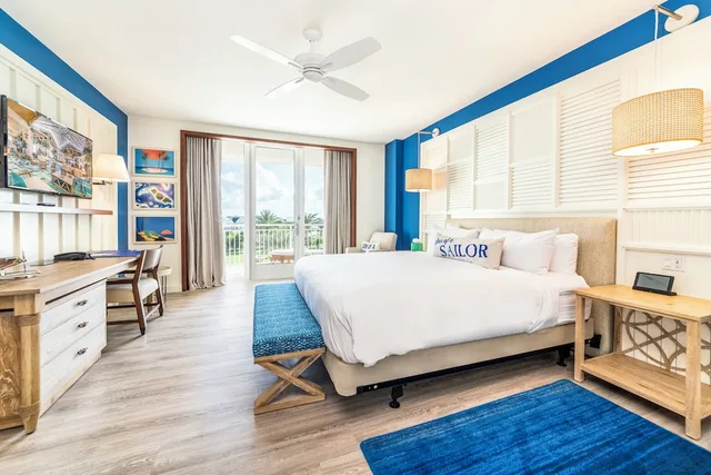 جناح بسرير كينج بإطلالة على المسبح مع أريكة لذوي الإعاقة، Margaritaville Resort Orlando 1/2
