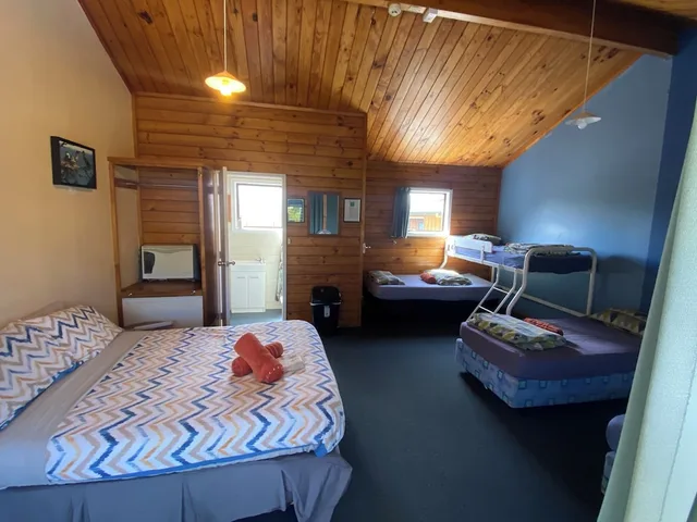 غرفة عائلية بسريرين منفصلين وسرير كوين وسرير بطابقين، Bay of Islands Lodge 2/9
