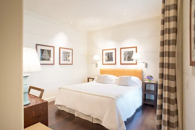 Gallery، Gallery Art Hotel 4/10