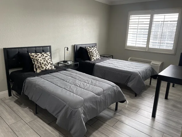 جناح استوديو إليت بفراش فوتون وسريرين منفصلين وسرير كينج وسرير فردي، Cabana Inn & Suites 1/4