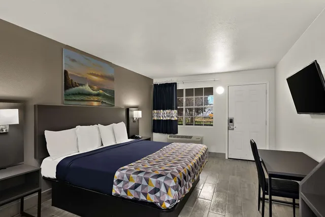 Room, King Bed, Knights Inn Belton 1/5