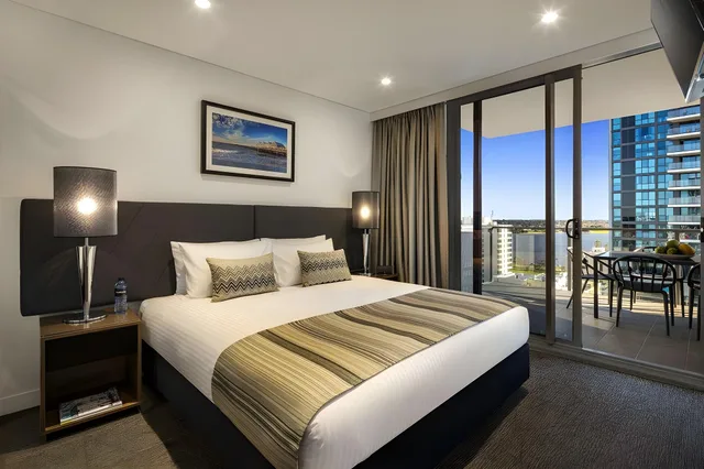 Two Bedroom Executive Apartment، Quest East Perth 1/2