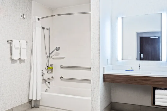 جناح بسرير كينج مع أريكة، Holiday Inn Express Suites Niceville Eglin Area 3/3