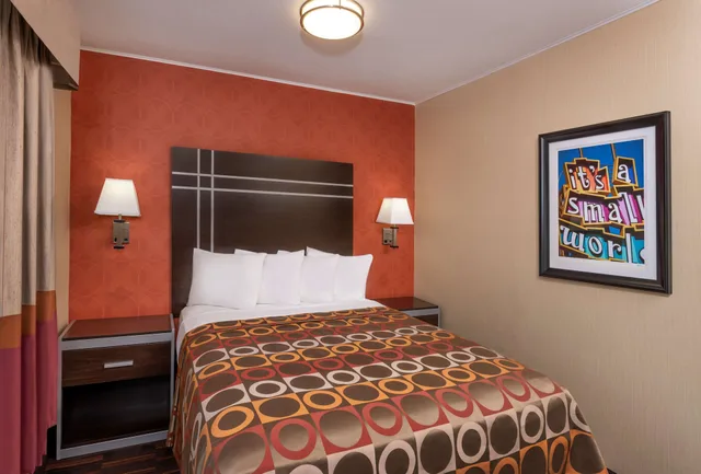 جناح بسريرين كوين بغرفتي نوم مع أريكة، Best Western Plus Raffles Inn & Suites 2/2