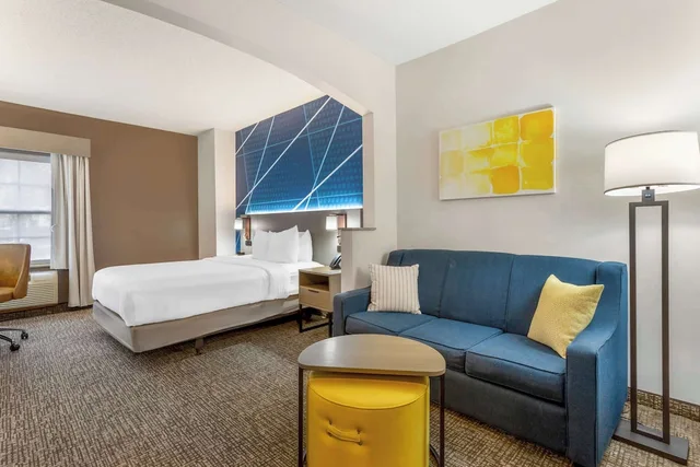 جناح بسرير كوين مع أريكة لذوي الإعاقة، Comfort Suites East Brunswick - South River 2/7
