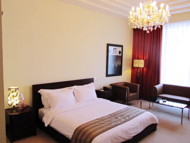 Suite, King Bed, Merlynn Park Hotel 2/10