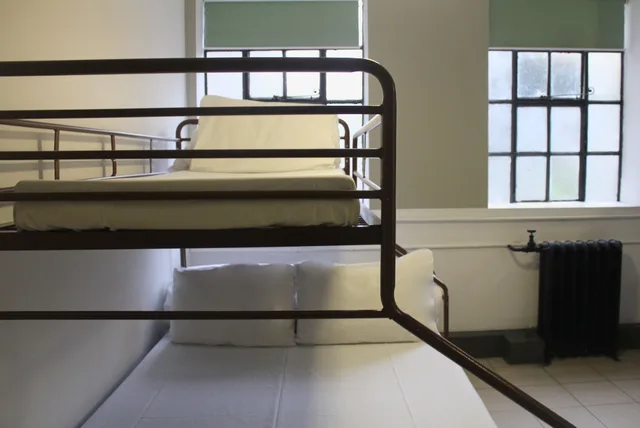 غرفة أساسية ثلاثية بأسرّة بطابقين بحمام خاص، Rest Up London Hostel 4/4