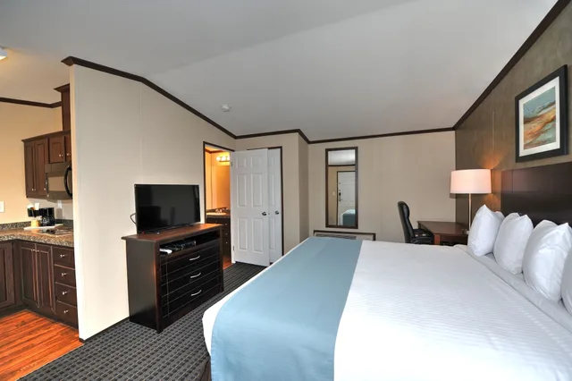 غرفة بسرير كينج بمطبخ صغير، Instalodge Hotel And Suites 1/4