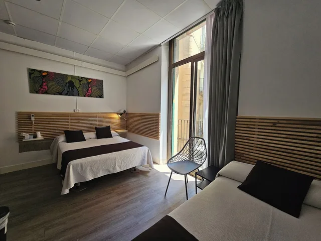 Room, Triple, 1 Double and 1 Single Bed, Private Balcony, Bathtub، Hotel Palermo 3/6