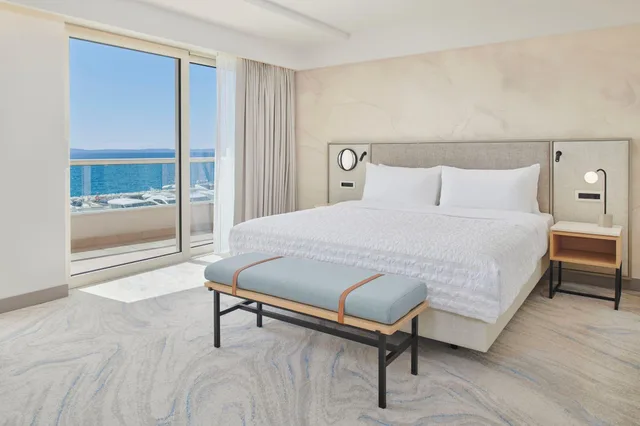 غرفة بريميوم بسرير مزدوج بإطلالة على البحر، Le Meridien Lav 1/4