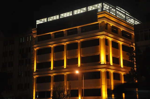 جناح غراند بسرير مزدوج وسريرين منفصلين مع أريكة، Golaz Suit Otel 1/1