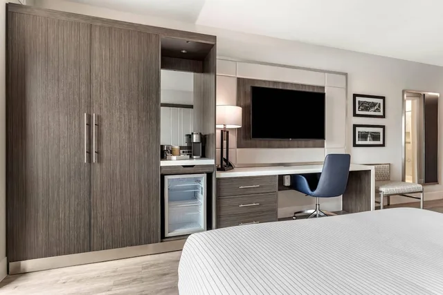 غرفة قياسية بسريرين كوين مع أريكة، Cambria Hotel Austin Uptown near the Domain 4/7