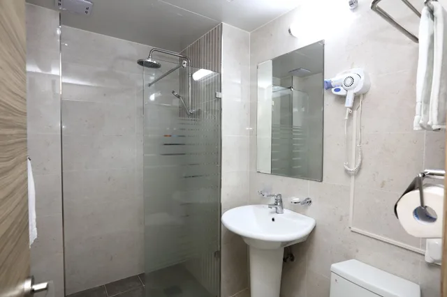 غرفة ديلوكس بسرير مزدوج وسرير فردي بإطلالة على البحر، Blue Mountain Hotel 2/3