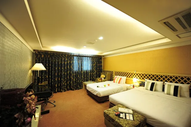 غرفة ديلوكس بسريرين منفصلين وسرير كينج وسرير فردي، Metro Tourist Hotel 1/2