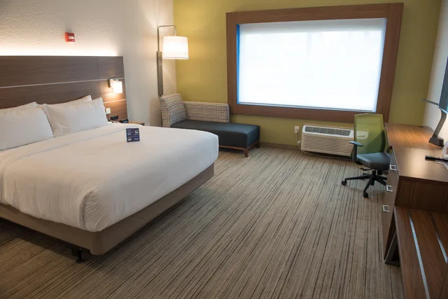 غرفة بسرير كينج، Holiday Inn Express Hotel Suites East Lansing 1/9