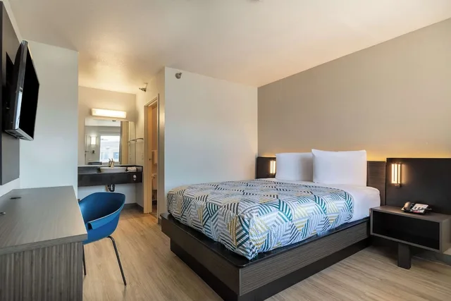 غرفة قياسية بسرير كوين، Motel6 Rolling Meadows, IL - Chicago Northwest 2/5