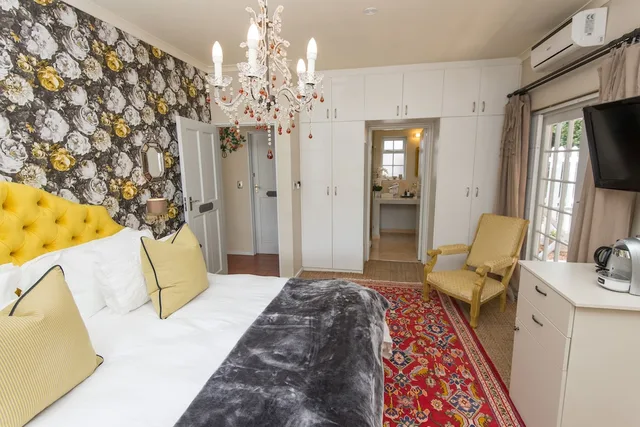 Rose, King Bed, Baruch Guest House 4/10
