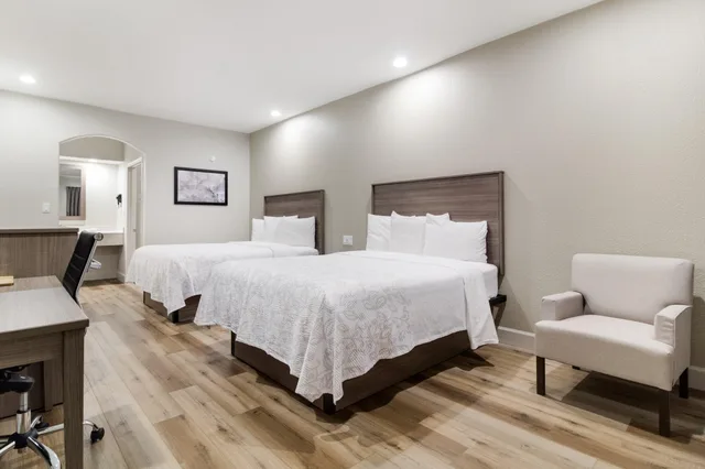غرفة سوبيريور بسرير كوين، Red Roof PLUS Galveston Beachfront 2/4