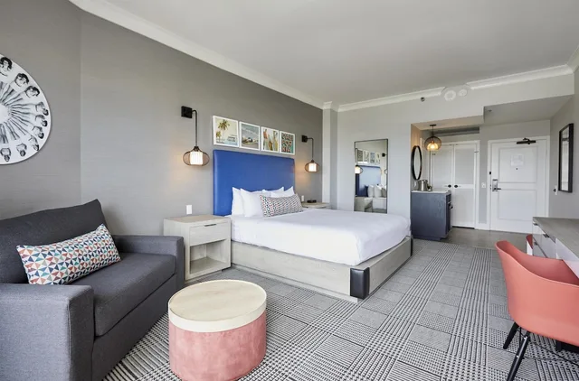 Tower, Huntington, King Bed, Partial Ocean View, The Waterfront Beach Resort, a Hilton Hotel 2/7