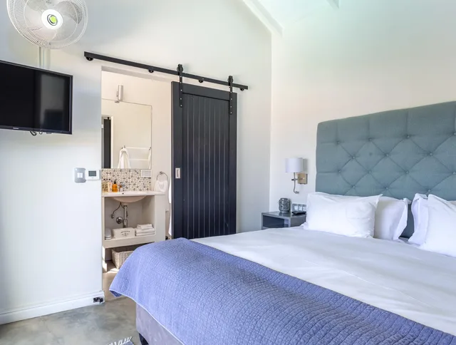 جناح كلاسيكي بسرير كينج بإطلالة على المسبح، Whale Rock Luxury Lodge 1/10