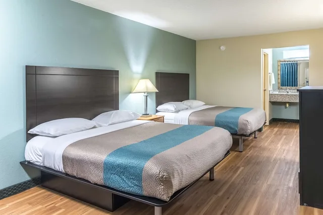 غرفة قياسية بسريرين كوين، Motel6 Kenly, NC 3/5